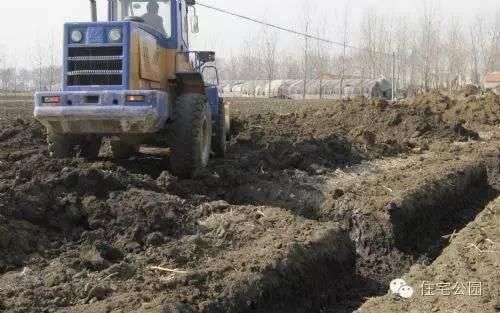 基礎(chǔ)牢，房不搖的中式別墅設(shè)計，回填土方時怎樣做才更牢固？