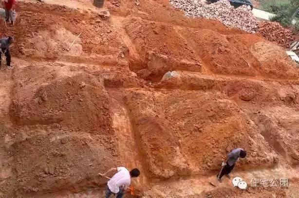 基礎(chǔ)牢，房不搖的中式別墅設(shè)計，回填土方時怎樣做才更牢固？