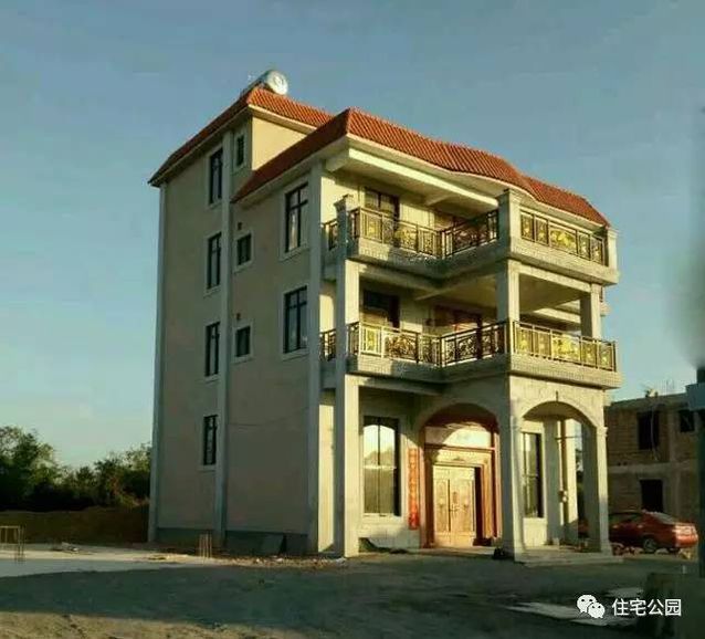 農(nóng)村網(wǎng)友曬別墅，3層半、30萬？