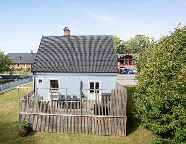 二畝院子建小房，木頭蓋房紅磚裝修，房主咋想的？