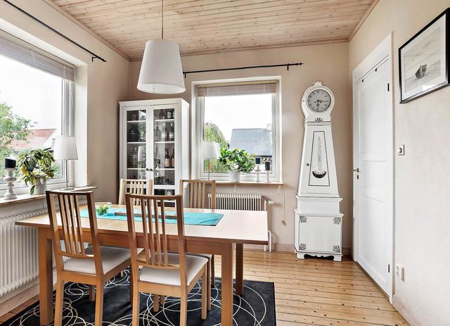 二畝院子建小房，木頭蓋房紅磚裝修，房主咋想的？