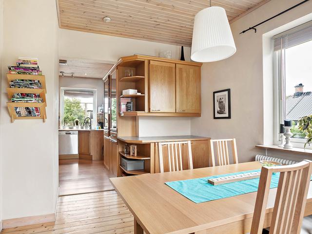 二畝院子建小房，木頭蓋房紅磚裝修，房主咋想的？