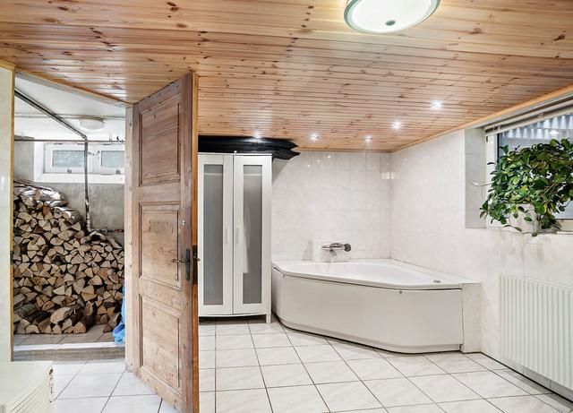 二畝院子建小房，木頭蓋房紅磚裝修，房主咋想的？