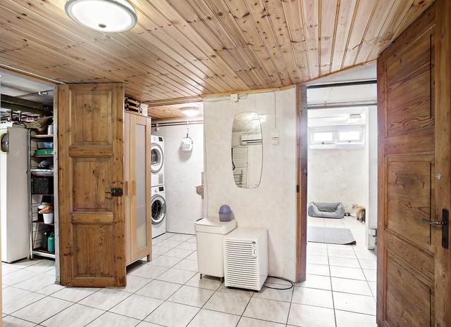 二畝院子建小房，木頭蓋房紅磚裝修，房主咋想的？