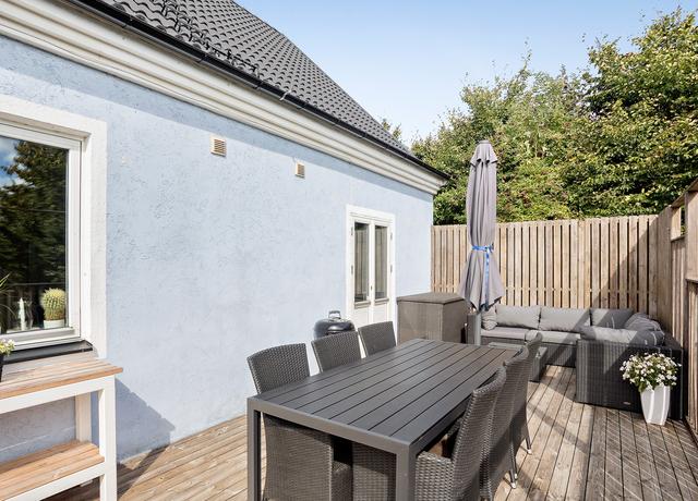 二畝院子建小房，木頭蓋房紅磚裝修，房主咋想的？