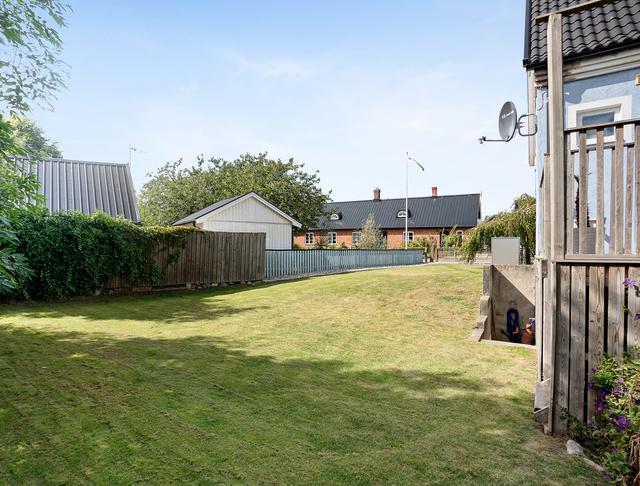 二畝院子建小房，木頭蓋房紅磚裝修，房主咋想的？