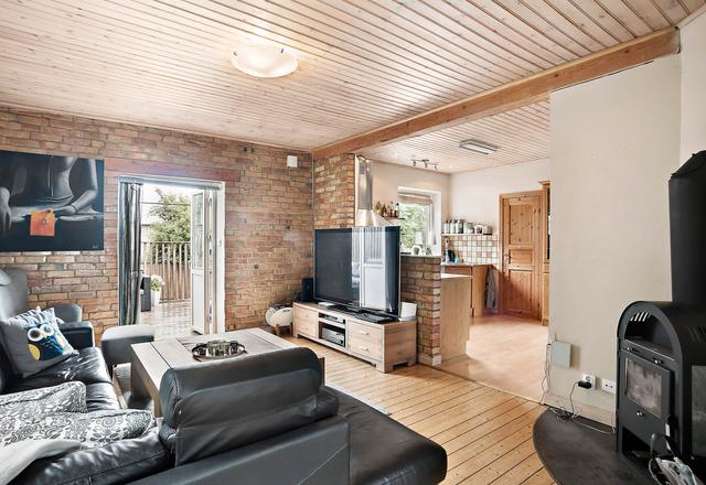 二畝院子建小房，木頭蓋房紅磚裝修，房主咋想的？