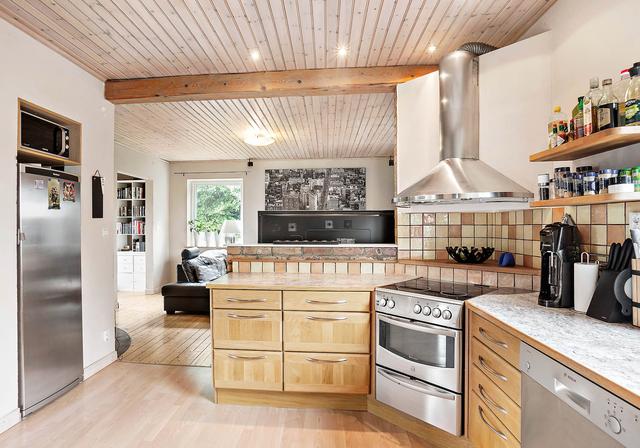 二畝院子建小房，木頭蓋房紅磚裝修，房主咋想的？