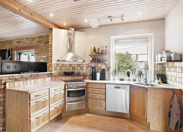 二畝院子建小房，木頭蓋房紅磚裝修，房主咋想的？