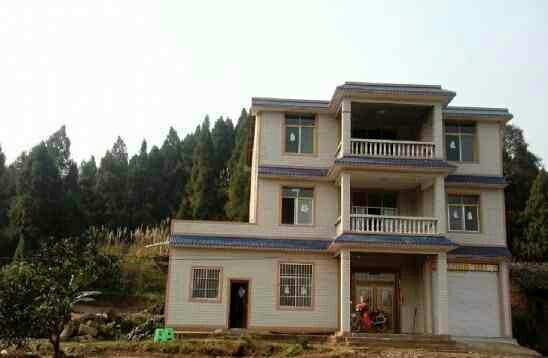 價值幾十萬的別墅就這樣空空的，你能看出背后的心酸嗎？