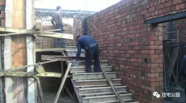 老王照著網(wǎng)上的圖紙建別墅，結(jié)果建完后比畫還好看！