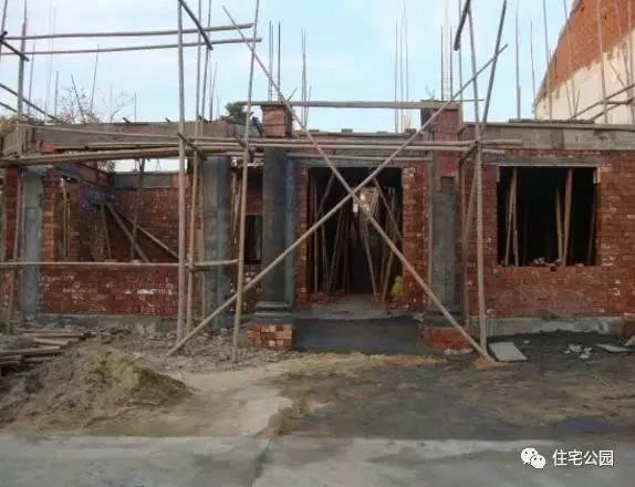 老王照著網(wǎng)上的圖紙建別墅，結(jié)果建完后比畫還好看！