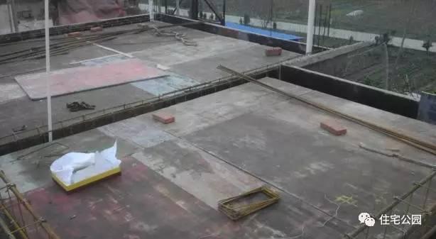 老王照著網(wǎng)上的圖紙建別墅，結(jié)果建完后比畫還好看！