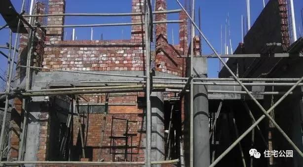 老王照著網(wǎng)上的圖紙建別墅，結(jié)果建完后比畫還好看！