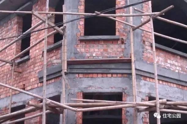 老王照著網(wǎng)上的圖紙建別墅，結(jié)果建完后比畫還好看！