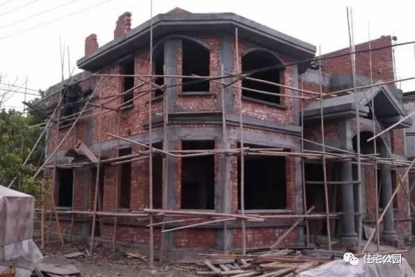 老王照著網(wǎng)上的圖紙建別墅，結(jié)果建完后比畫還好看！