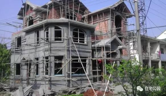 老王照著網(wǎng)上的圖紙建別墅，結(jié)果建完后比畫還好看！