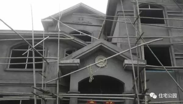 老王照著網(wǎng)上的圖紙建別墅，結(jié)果建完后比畫還好看！