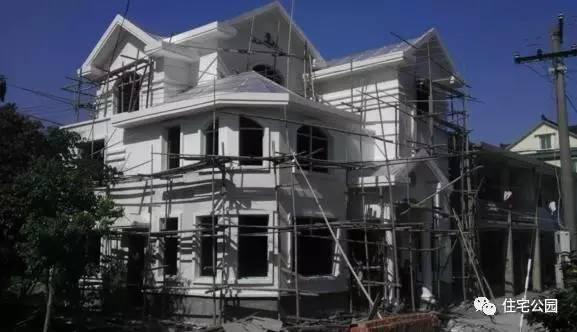 老王照著網(wǎng)上的圖紙建別墅，結(jié)果建完后比畫還好看！