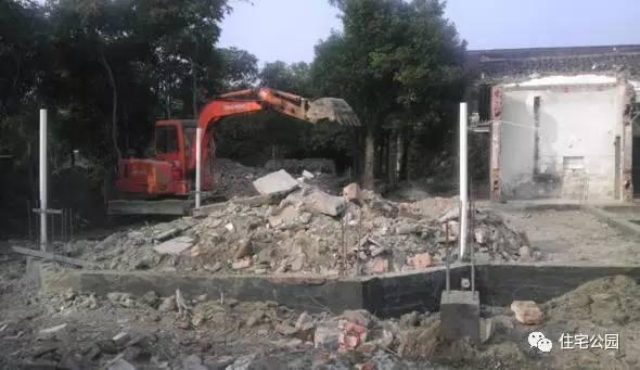 老王照著網(wǎng)上的圖紙建別墅，結(jié)果建完后比畫還好看！