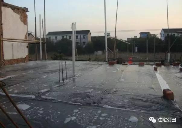 老王照著網(wǎng)上的圖紙建別墅，結(jié)果建完后比畫還好看！