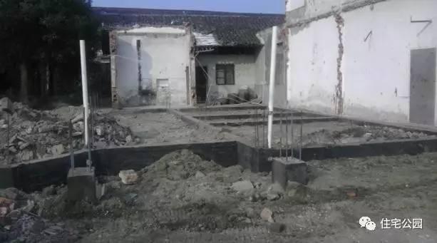 老王照著網(wǎng)上的圖紙建別墅，結(jié)果建完后比畫還好看！