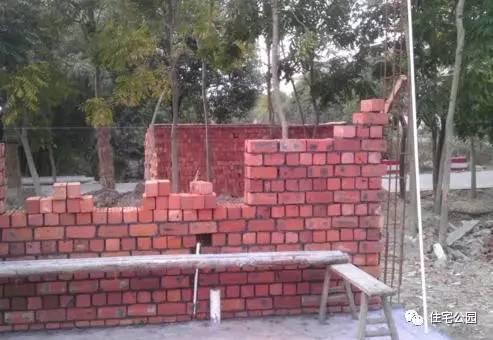 老王照著網(wǎng)上的圖紙建別墅，結(jié)果建完后比畫還好看！