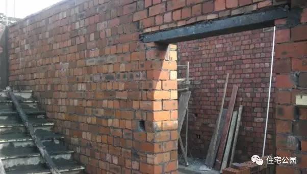 老王照著網(wǎng)上的圖紙建別墅，結(jié)果建完后比畫還好看！