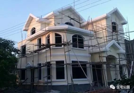 老王照著網(wǎng)上的圖紙建別墅，結(jié)果建完后比畫還好看！