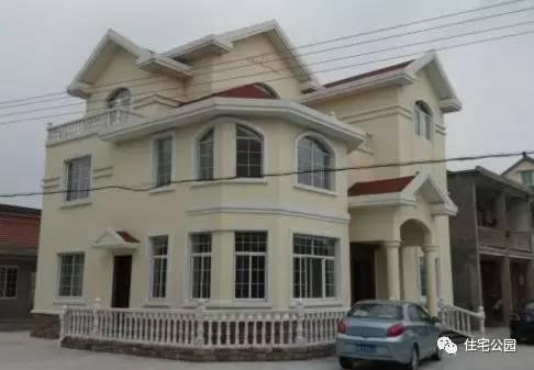 老王照著網(wǎng)上的圖紙建別墅，結(jié)果建完后比畫還好看！