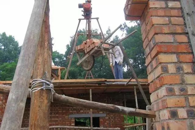 城市房?jī)r(jià)太貴，農(nóng)村小伙子把錢拿回鄉(xiāng)下蓋了一棟別墅！