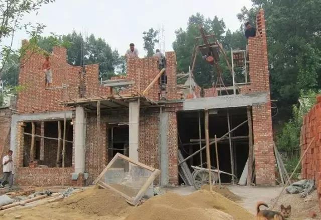 城市房?jī)r(jià)太貴，農(nóng)村小伙子把錢拿回鄉(xiāng)下蓋了一棟別墅！