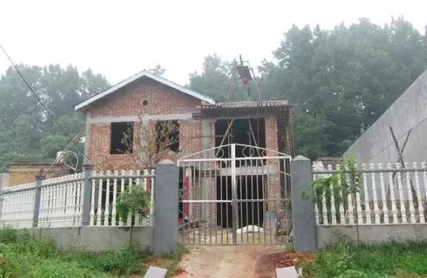 城市房?jī)r(jià)太貴，農(nóng)村小伙子把錢拿回鄉(xiāng)下蓋了一棟別墅！