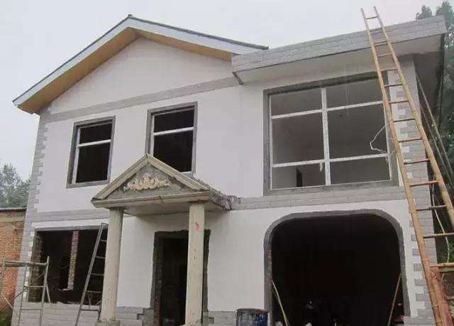 城市房?jī)r(jià)太貴，農(nóng)村小伙子把錢拿回鄉(xiāng)下蓋了一棟別墅！