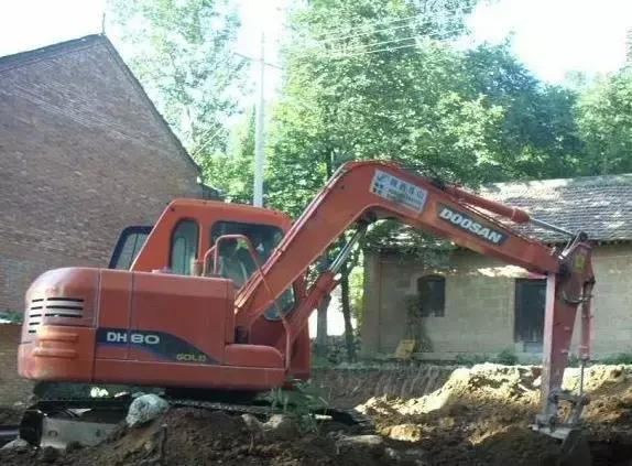 城市房?jī)r(jià)太貴，農(nóng)村小伙子把錢拿回鄉(xiāng)下蓋了一棟別墅！