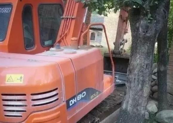 城市房?jī)r(jià)太貴，農(nóng)村小伙子把錢拿回鄉(xiāng)下蓋了一棟別墅！