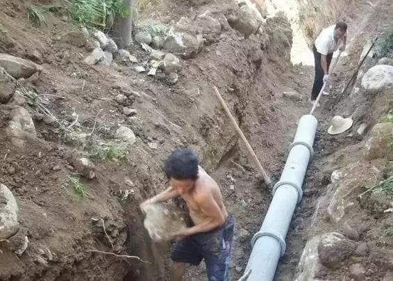 城市房?jī)r(jià)太貴，農(nóng)村小伙子把錢拿回鄉(xiāng)下蓋了一棟別墅！