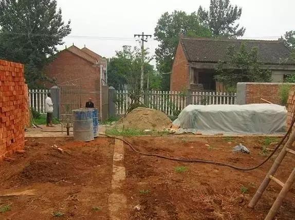 城市房?jī)r(jià)太貴，農(nóng)村小伙子把錢拿回鄉(xiāng)下蓋了一棟別墅！