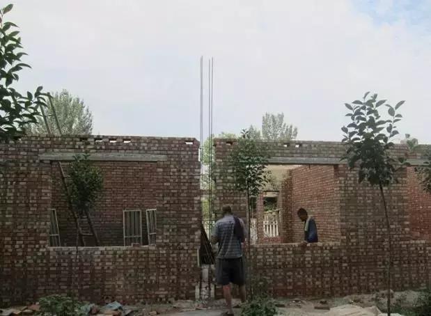 城市房?jī)r(jià)太貴，農(nóng)村小伙子把錢拿回鄉(xiāng)下蓋了一棟別墅！