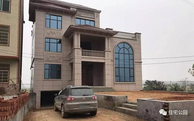 房子80萬，基礎(chǔ)15萬，跨渠建別墅就是這么任性！