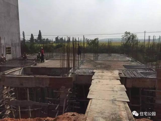 房子80萬，基礎(chǔ)15萬，跨渠建別墅就是這么任性！