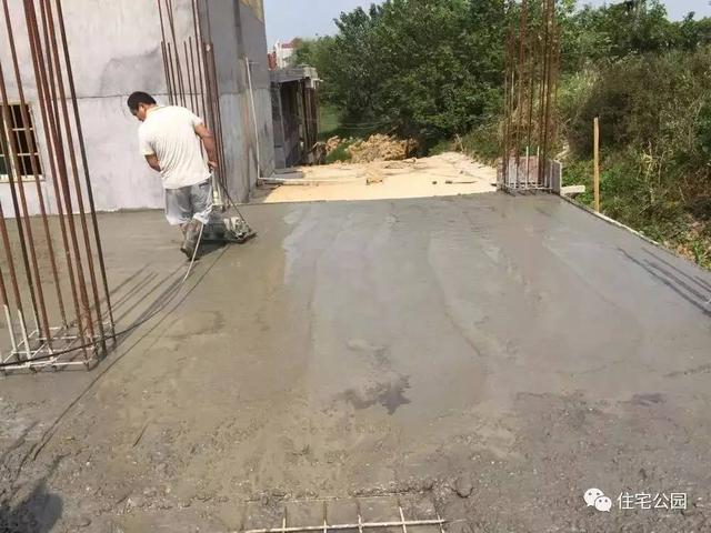 房子80萬，基礎(chǔ)15萬，跨渠建別墅就是這么任性！