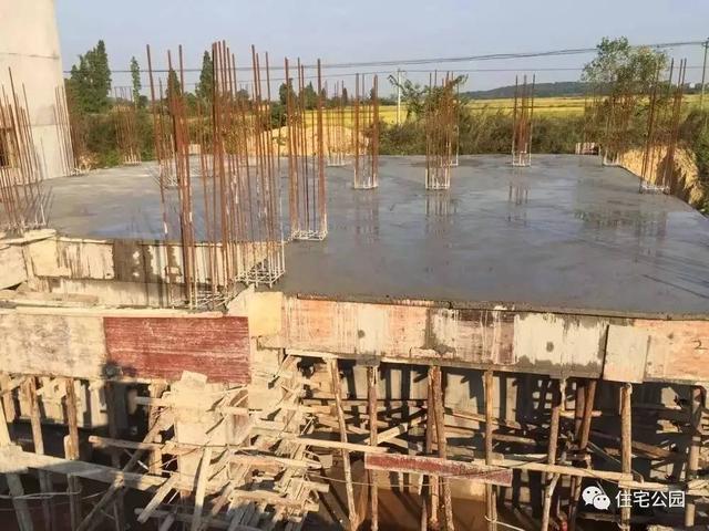 房子80萬，基礎(chǔ)15萬，跨渠建別墅就是這么任性！