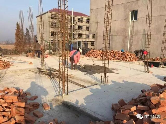 房子80萬，基礎(chǔ)15萬，跨渠建別墅就是這么任性！