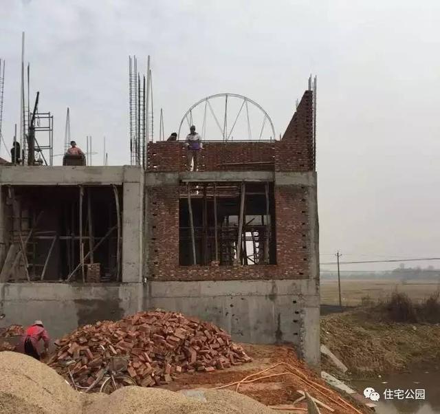 房子80萬，基礎(chǔ)15萬，跨渠建別墅就是這么任性！