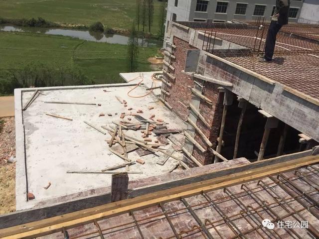 房子80萬，基礎(chǔ)15萬，跨渠建別墅就是這么任性！