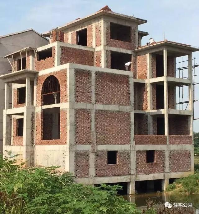 房子80萬，基礎(chǔ)15萬，跨渠建別墅就是這么任性！