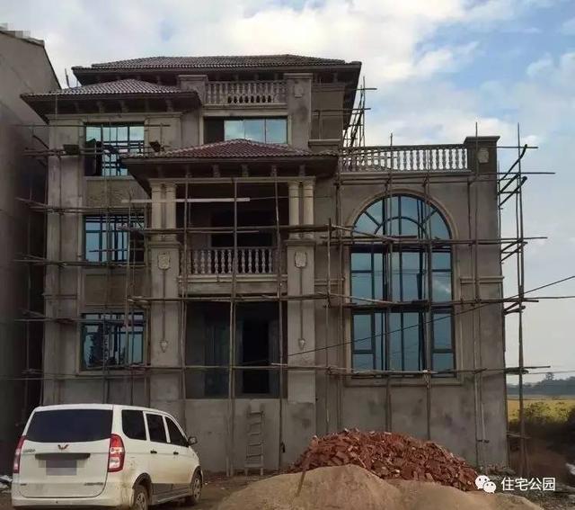 房子80萬，基礎(chǔ)15萬，跨渠建別墅就是這么任性！