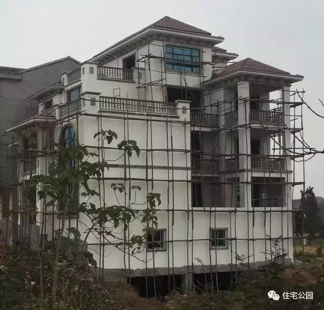 房子80萬，基礎(chǔ)15萬，跨渠建別墅就是這么任性！