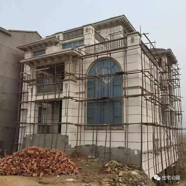 房子80萬，基礎(chǔ)15萬，跨渠建別墅就是這么任性！